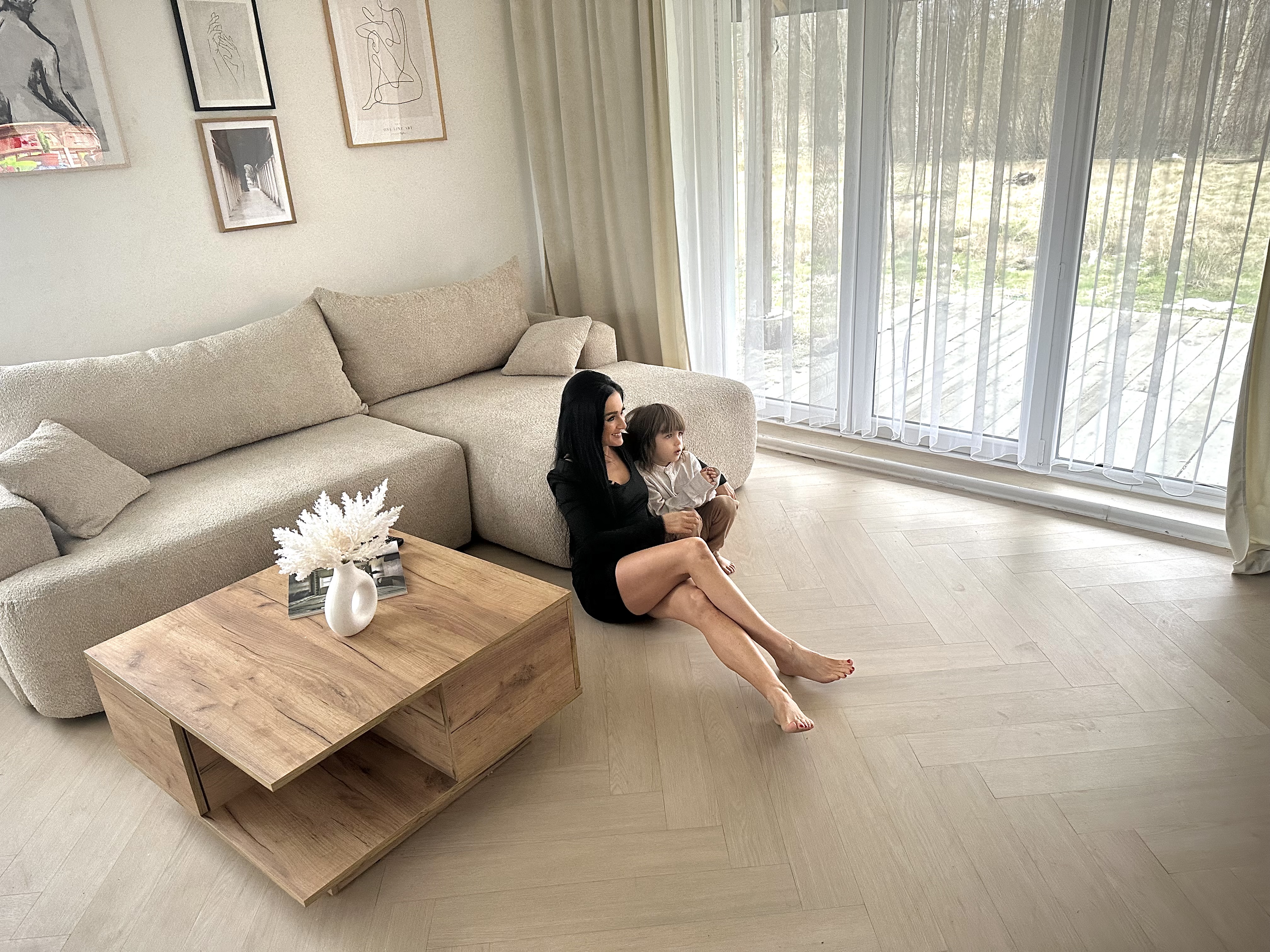 Salon z podłogą w jodełkę