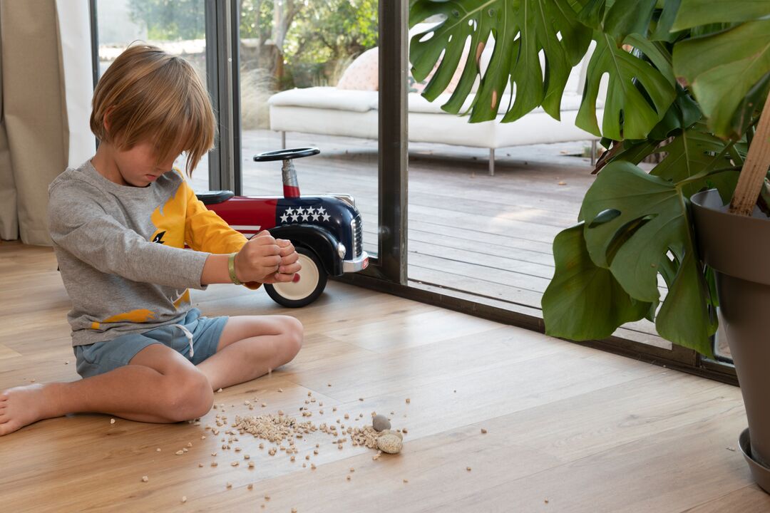 Podłoga LVT Gerflor, chłopiec, zabawa w domu
