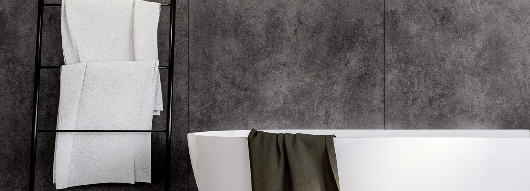 widok na łazienkę ze ścianą z płyty mural revela